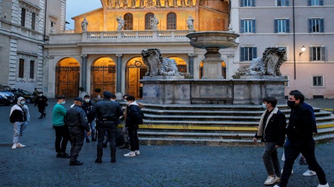 Italia se blinda con un confinamiento total ante un fuerte repunte de casos, 27.000 en el último día