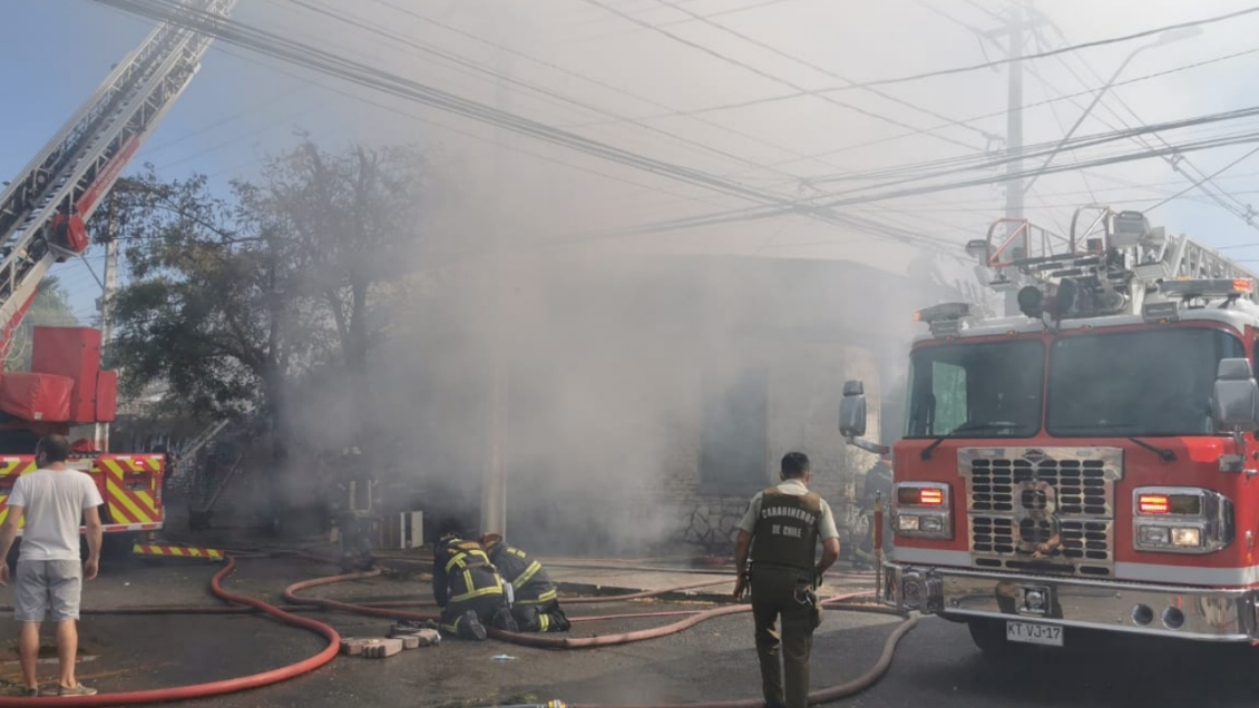 Tres inmuebles afectados y dos bomberos lesionados dejó incendio en Recoleta