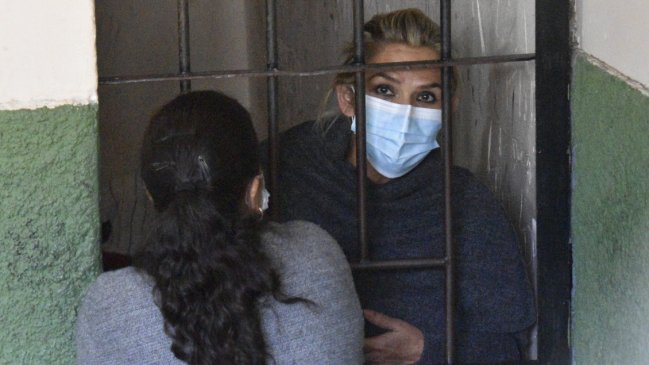 Ex presidenta interina de Bolivia pidió a la UE y OEA que intervengan y evalúen su 