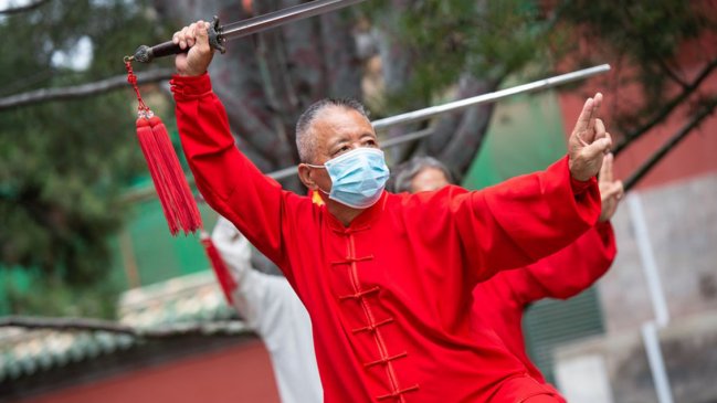 Arquitecto chileno se fue a vivir a China donde ilustra la vida de los adultos mayores en Shanghai