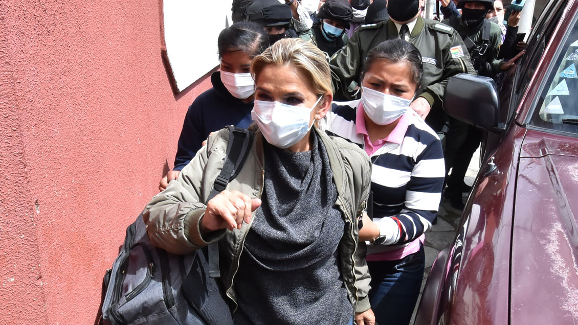 Jeanine Áñez pasa su primera noche en prisión y miles denuncian asedio del oficialismo