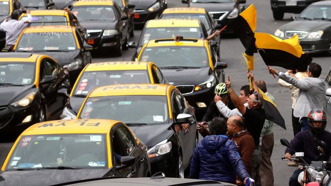 TDLC rechazó demanda de los taxistas en contra de Uber, Cabify e Easy Taxi