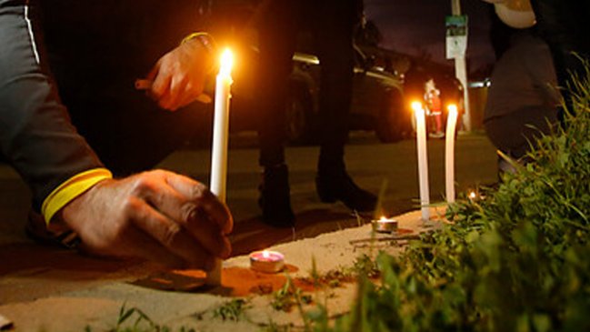 Femicidio en Puente Alto: Familia y vecinos realizan velatón por mujer asesinada a la salida de su casa