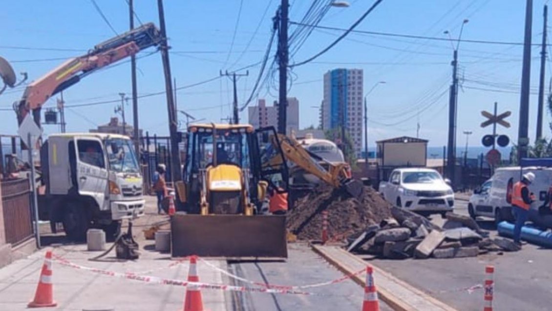 Doble rotura de matriz tiene a miles de antofagastinos sin agua hace más de 24 horas