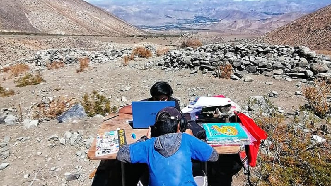 Dos hermanos suben a diario a la cumbre de un cerro para lograr señal de internet y estudiar