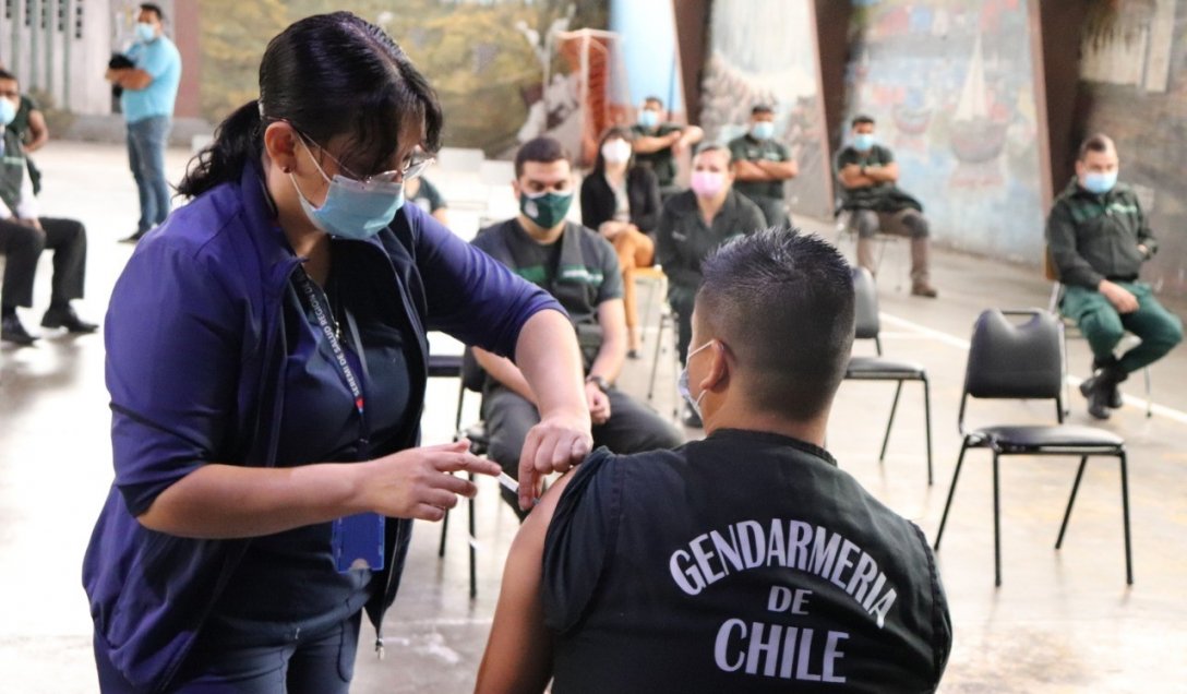Avanza vacunación de cerca de 700 gendarmes en el Ñuble