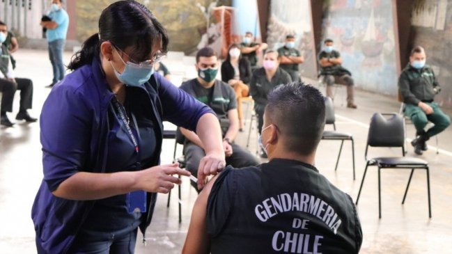 Avanza vacunación de cerca de 700 gendarmes en el Ñuble