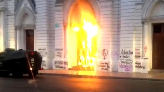 Corte ordenó encierro de adolescente imputado por incendio en Catedral de Antofagasta