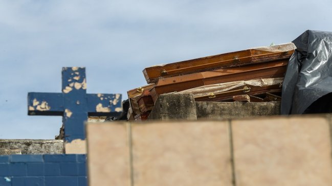 Cadáveres son amontonados por falta de espacio en un cementerio brasileño