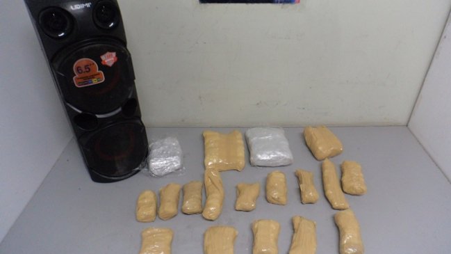 Cantante viajaba con cuatro kilos de marihuana en su parlante