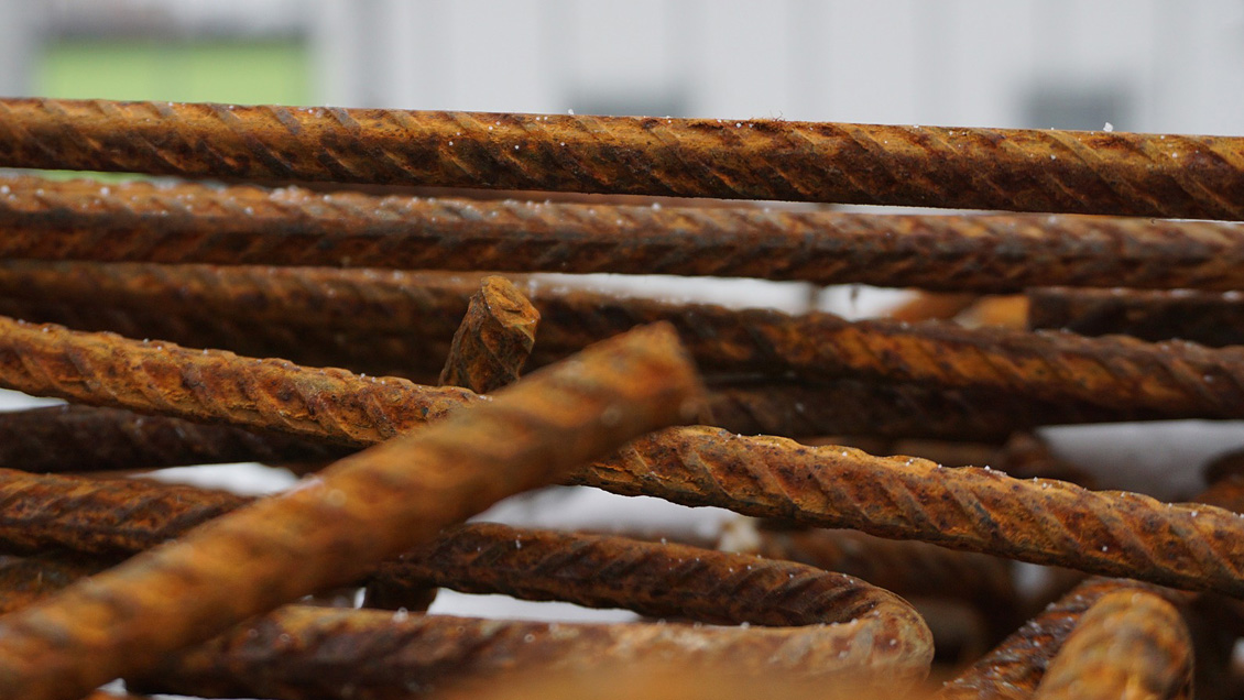 Corte confirmó prisión preventiva para mujer acusada de matar a un hombre a fierrazos en Chillán