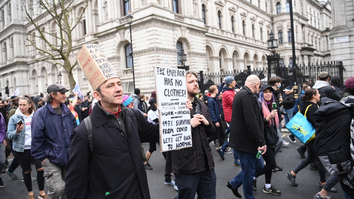 Al menos 36 detenidos en una protesta en Londres contra el confinamiento
