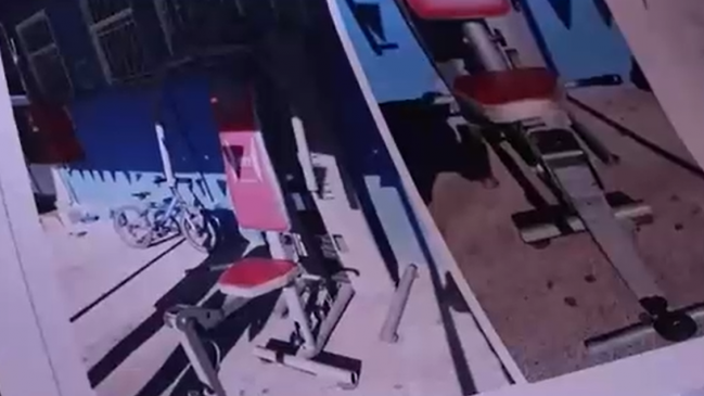 Niña perdió parte de su dedo en máquina de ejercicio de su colegio: Padres buscan responsables hace un año