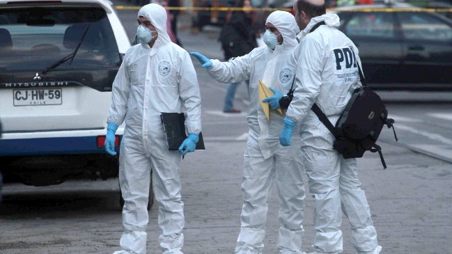 Un muerto y dos heridos deja balacera en departamento de Santiago