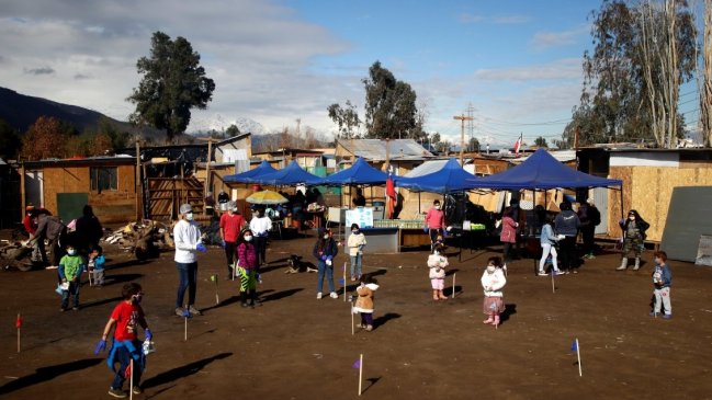 Familias que viven en campamentos aumentaron 74% en un año y medio