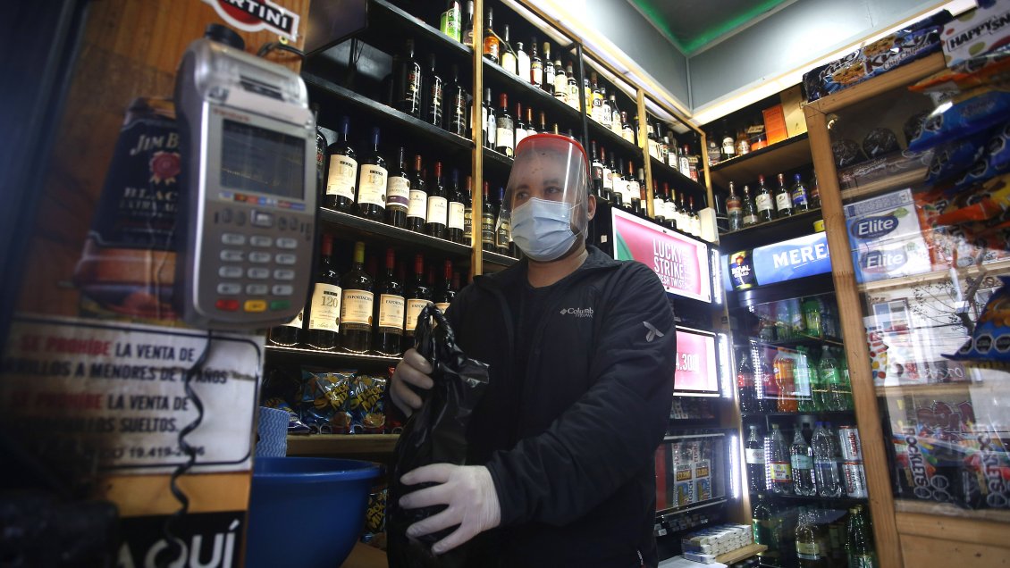 Botillerías repudian restricciones y acusan estar en riesgo de 