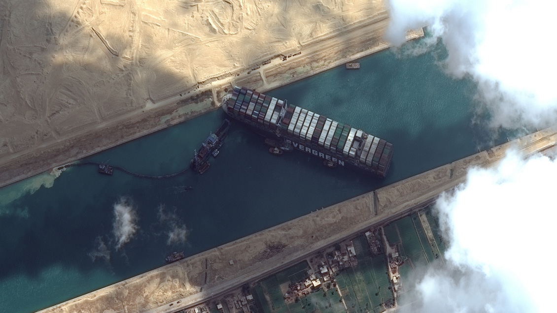 El canal de Suez sigue bloqueado por tercer día y más de 200 barcos esperan