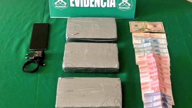 Sorprenden a sujeto circulando con un bolso lleno de cocaína en Tarapacá