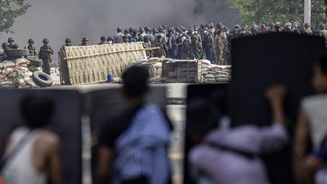 En medio de las protestas, los militares birmanos desataron una matanza de civiles, incluidos niños