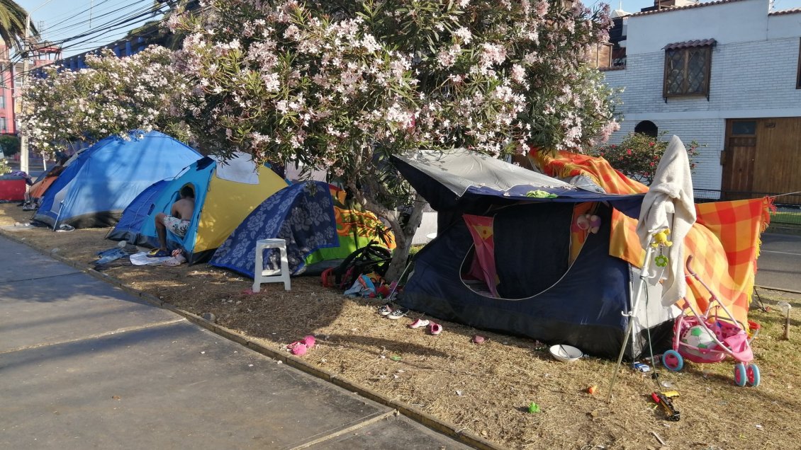 Campamento de migrantes en plaza de Iquique sigue complicando a vecinos y autoridades