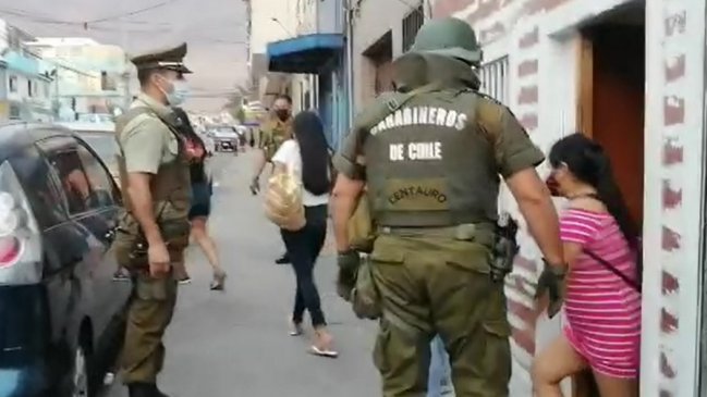 Detienen a 26 personas consumiendo alcohol al interior de un clandestino en Iquique