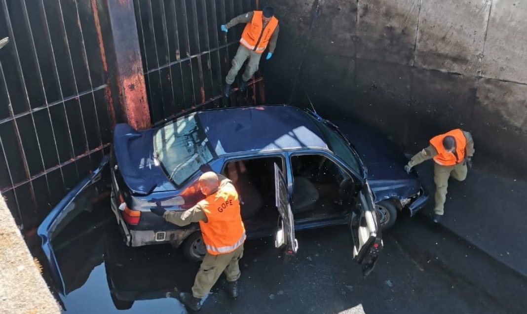 Carabineros rescató cuerpo de joven que cayó en su vehículo al canal Laja-Diguillín