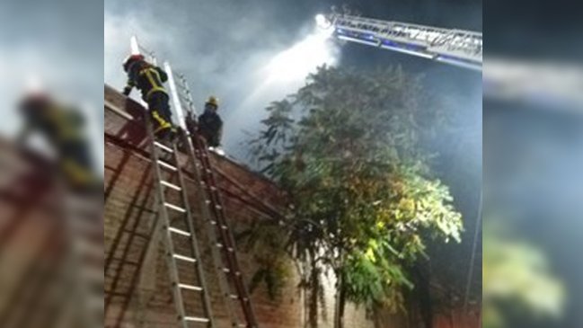 Incendio deja con riesgo de derrumbe a un galpón en el centro de Santiago