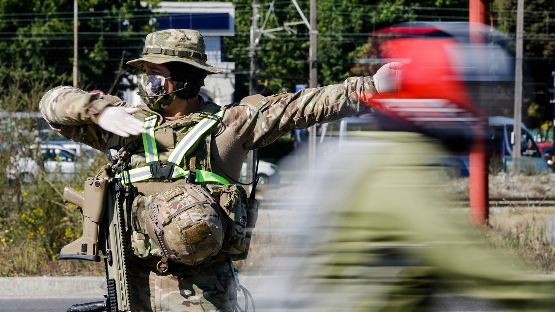 Joven que iba al médico con su pareja terminó reducido por infantes de marina por falta de permiso