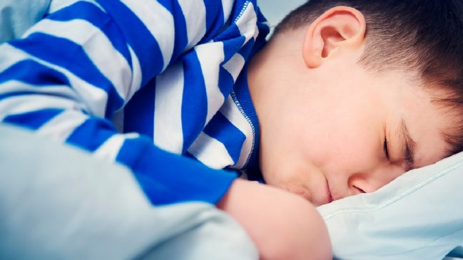 China establece horas de sueño mínimas para niños y adolescentes