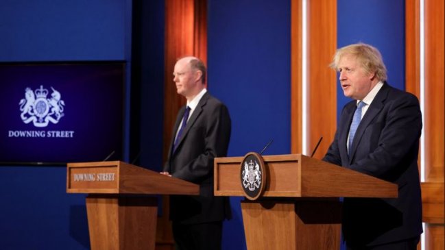 Gobierno británico puso a Chile como ejemplo de que no basta con vacunar para que la pandemia termine