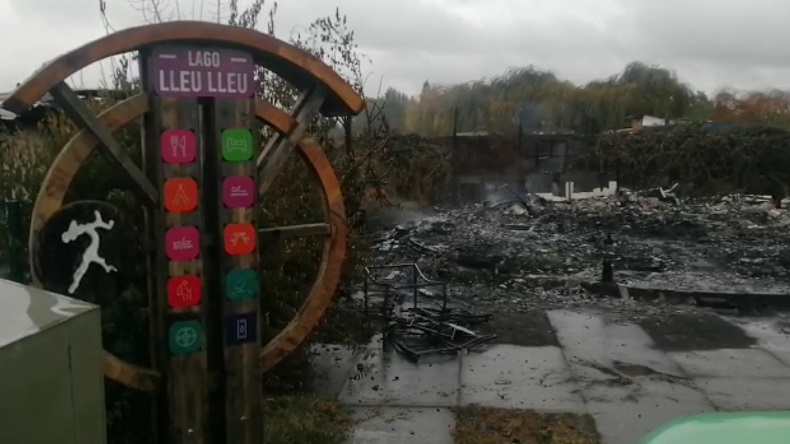Indagan intencionalidad: Incendio consumió edificio y colegio en zona donde atacaron al equipo de TVN