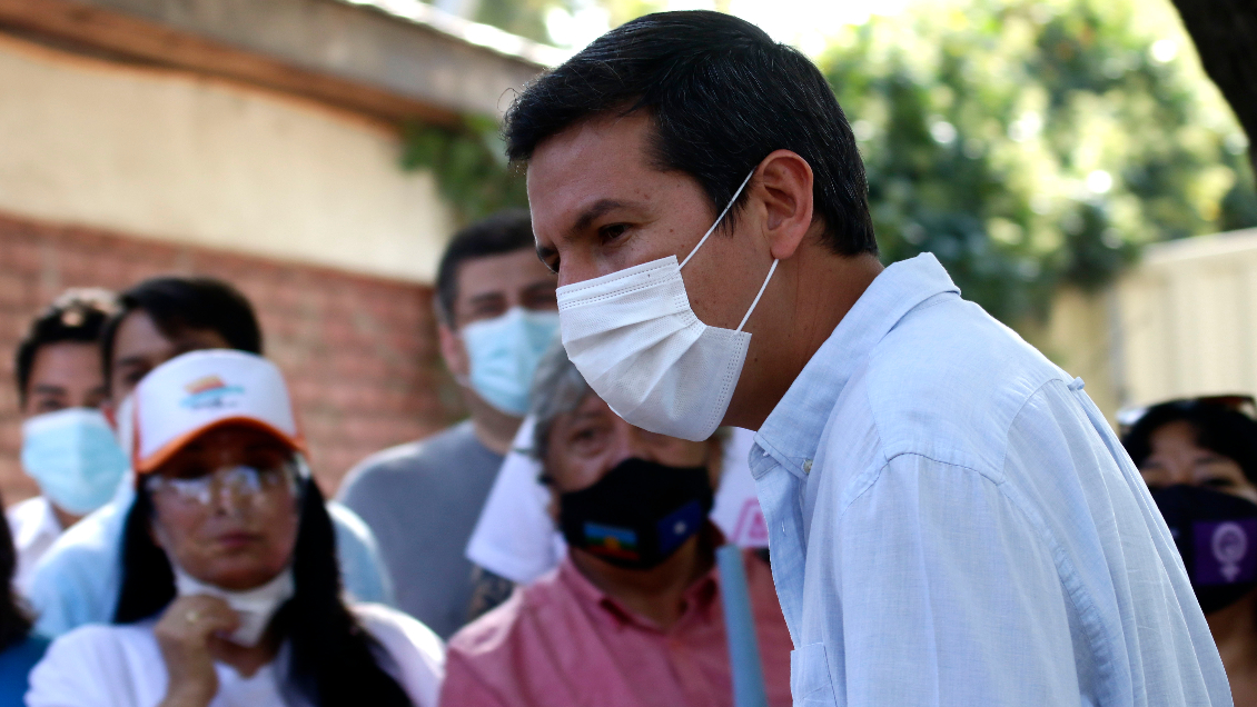 ¿Campaña o trabajo? Alcaldes candidatos se despliegan por sus comunas tras retomar sus funciones