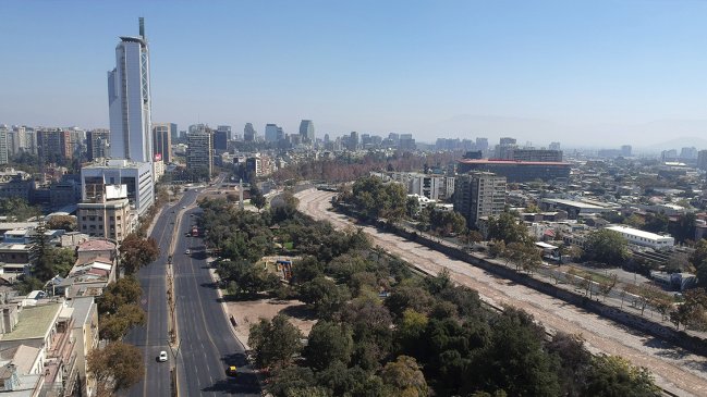 The Guardian pone a Chile como advertencia tras fuerte alza de contagios, pese a alta vacunación