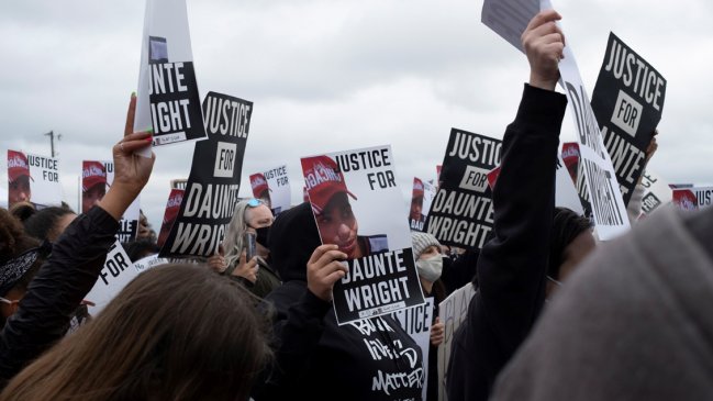   Manifestantes desafían toque de queda por muerte de joven afroamericano en Mineápolis 