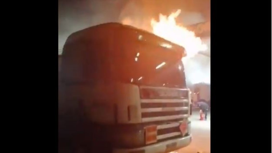Al menos cinco camiones fueron quemados en servicentro de Victoria