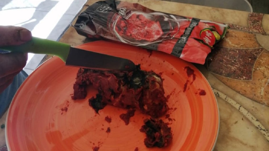 Familia de Curicó denuncia presencia de cuerpo extraño en salsa de tomates de Alimentos para Chile