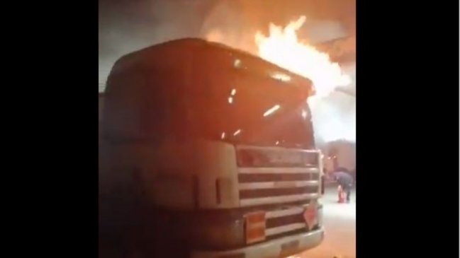 Al menos cinco camiones fueron quemados en servicentro de Victoria