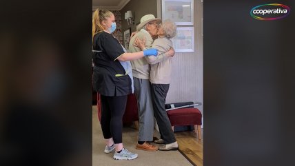  El emotivo reencuentro de pareja que no se veía hace meses  