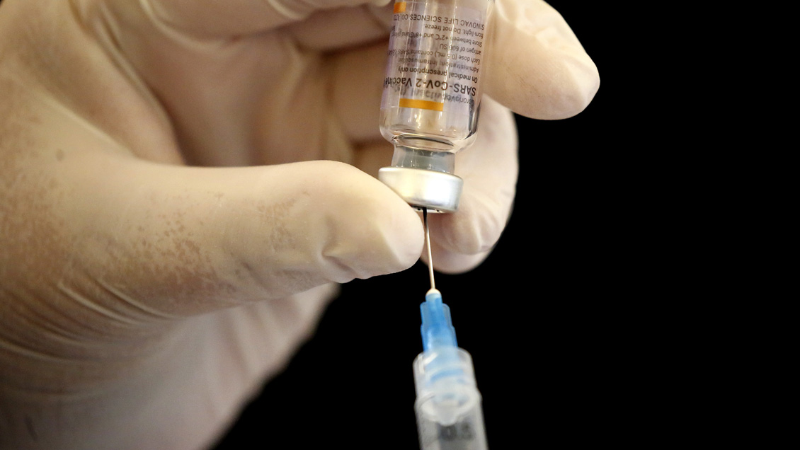 Asesor Minsal: En un escenario donde no tenemos herramientas terapéuticas la vacuna es un pilar