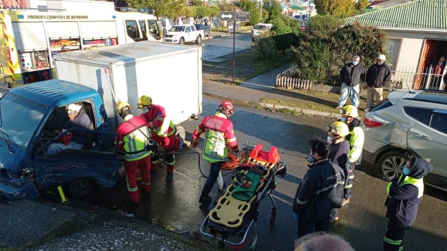 Conductor de camión resultó lesionado en violenta colisión en Punta Arenas