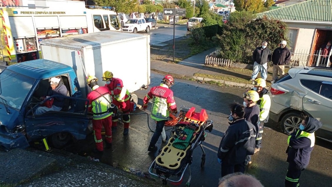 Conductor de camión resultó lesionado en violenta colisión en Punta Arenas