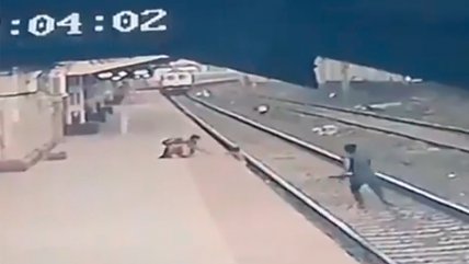   Heroico rescate: Hombre salva a niño tras caer a las vías del tren 