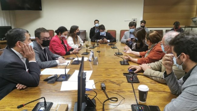 Diputados de oposición se reunieron para evaluar posible acusación constitucional contra Piñera