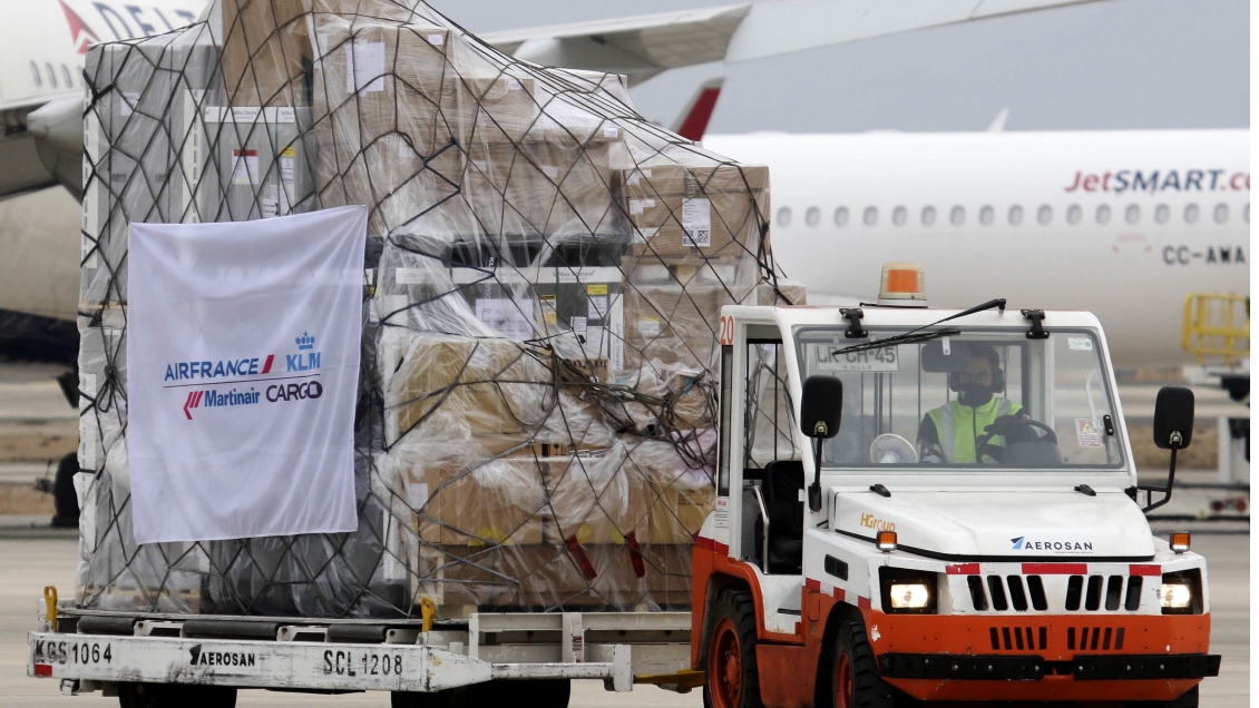 Se privilegiará a los hombres: Arribó a Chile el primer cargamento de vacunas AstraZeneca