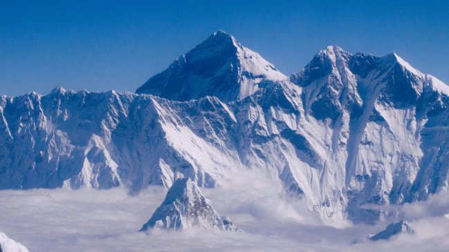  El Everest registra un récord de escaladores pese a la pandemia  