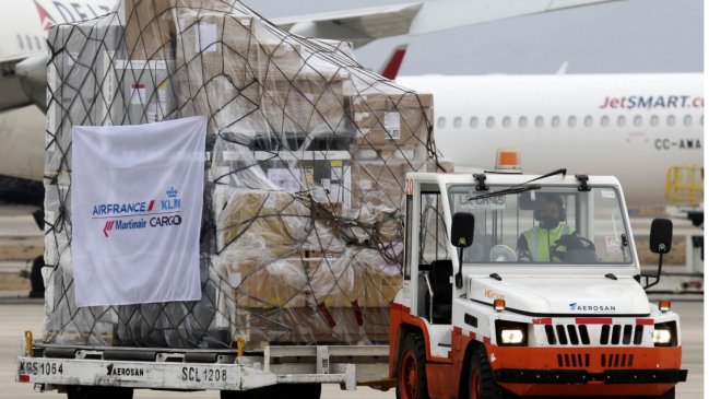 Se privilegiará a los hombres: Arribó a Chile el primer cargamento de vacunas AstraZeneca