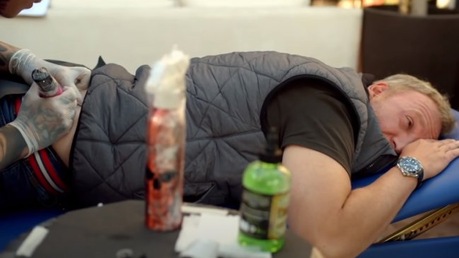 Martín Cárcamo se tatúa en televisión tras perder apuesta con Mauricio Pinilla