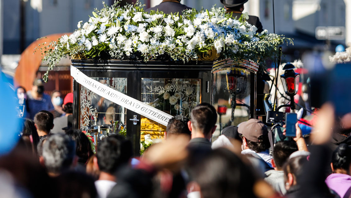 Miles de personas salieron a las calles de Arauco para dar el último adiós a Tomás Bravo