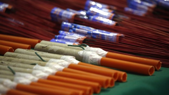 Dos detenidos por lanzar fuegos artificiales afuera del Monumental durante el 