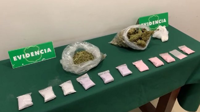 Fiscalización a fiesta clandestina terminó con 7 detenidos, además de armas y drogas decomisadas